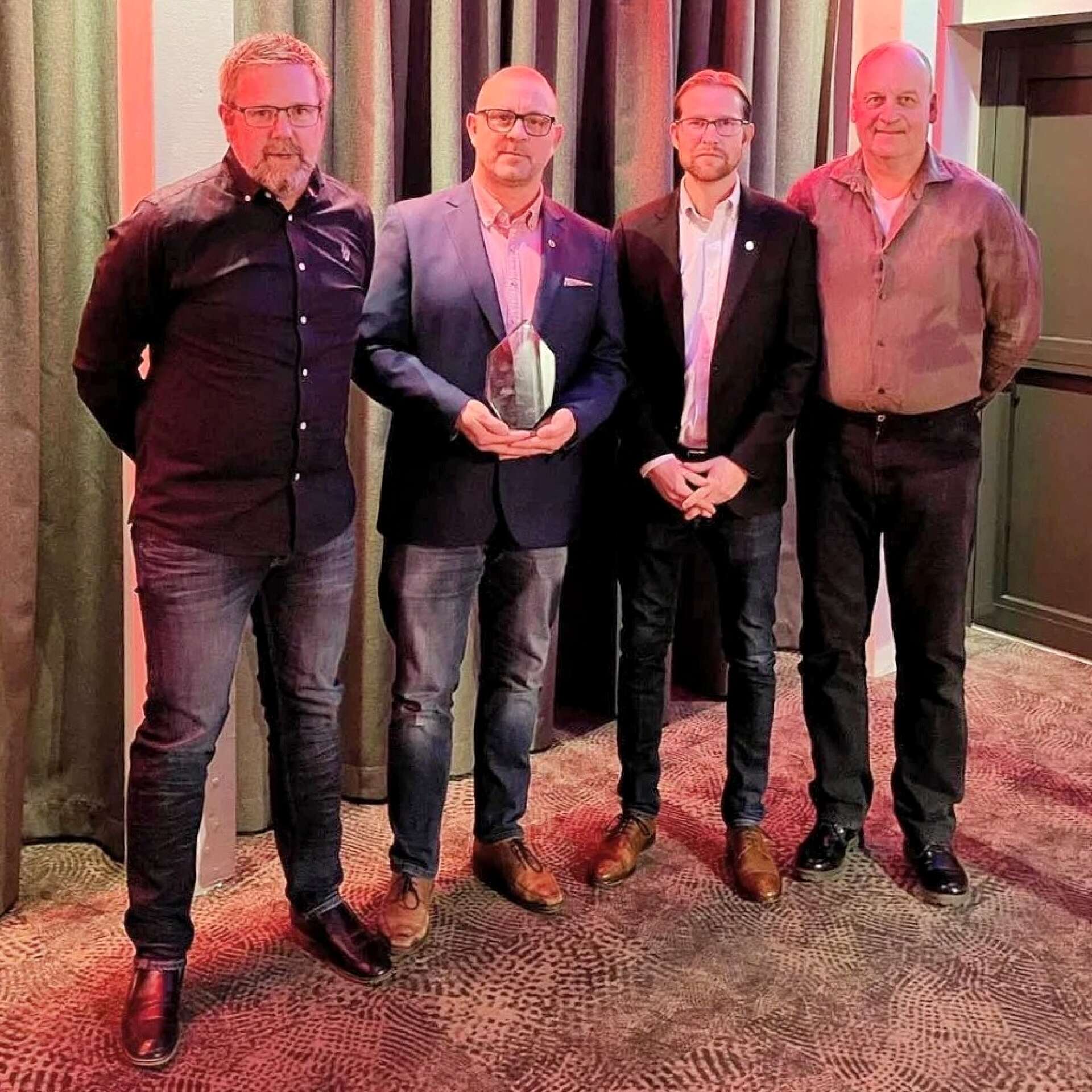 Åmotfors IF prisades som årets förening av Värmlands fotbollsförbund den gångna helgen. På bilden från vänster: Ola Eriksson, Björn Alexandersson, Christoffer Damström och Lars Broman.
