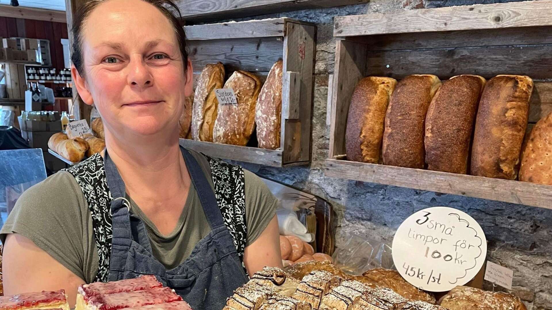 Fru Möller själv med egna bakverk från företaget i Lidköping. Anna Möller är bagare och konditor.