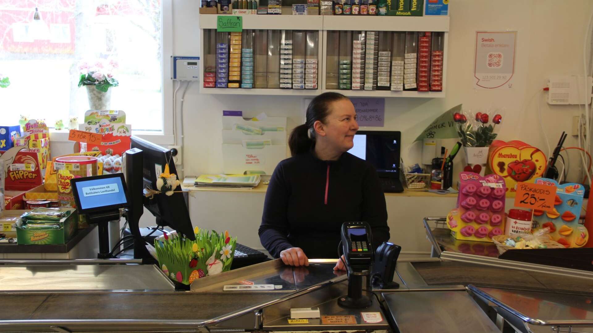 Veronica Fredriksson och hennes kollegor på Botilsäters lanthandel märker en klart ökad omsättning i butiken på grund av corona – folk på landsbygden vill handla hemma.