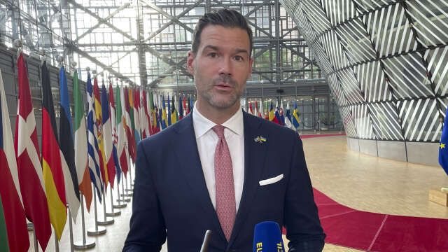 Handels- och biståndsminister Johan Forssell (M) på väg in till måndagens EU-möte i Bryssel.