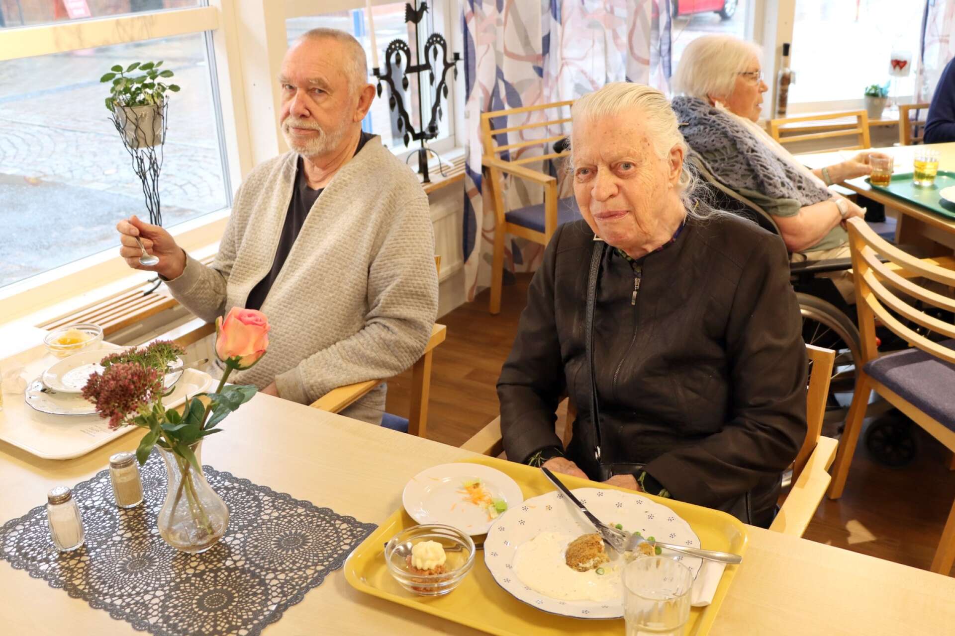 Rune Kroon och Sonja Halbo Lindström tog tillfället i akt att äta tillsammans. Sonja tycker att det måltidsvänner är en bra idé då många är ensamma.