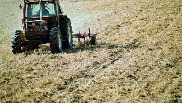 LINKÖPING 020909 En traktor som plöjer bondens jord under höstbruket på ett vanligt svenskt gärde.  Foto: Fredrik Persson  Kod: 1081 COPYRIGHT SCANPIX SWEDEN