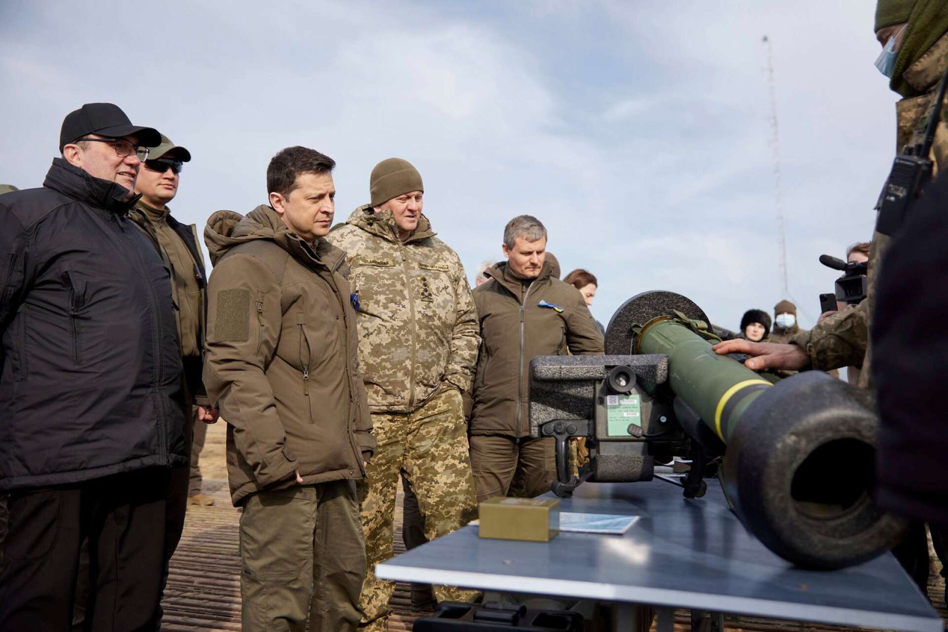 Ukrainias president Volodymyr Zelenskyj under en försvarsövning veckan innan kriget bröt ut, där han fick en demonstration av den personburna närpansarvärnsroboten NLAW.