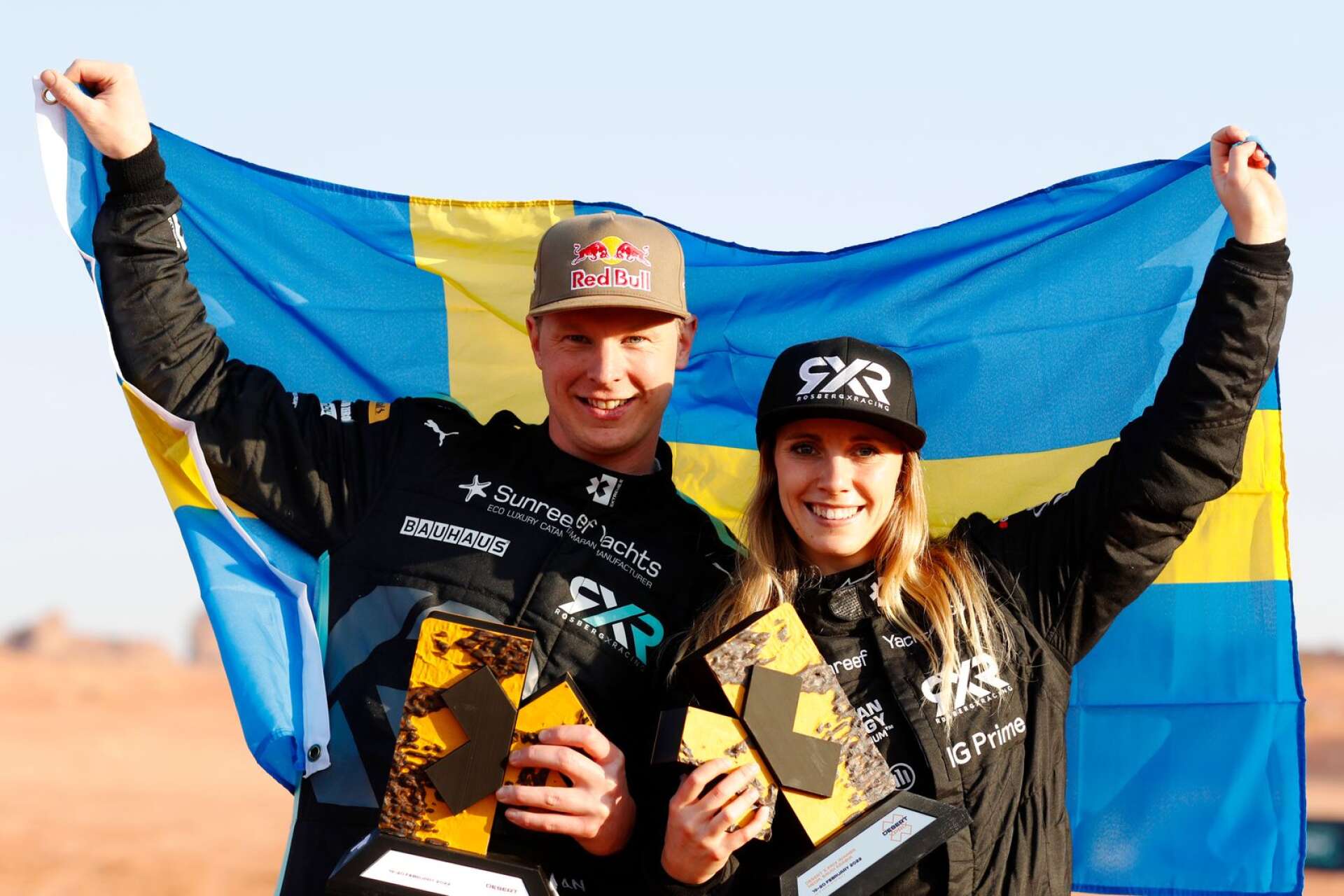 Johan Kristoffersson och Mikaela Ahlin-Kottulinsky jublar efter segern i årets första deltävling i Extreme E.