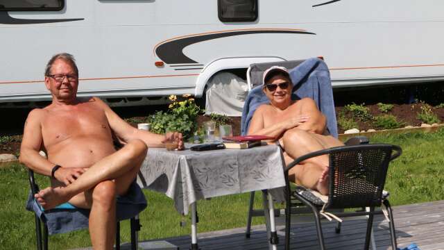 Per och Wenche Arnfynd-Solberg njuter i solen utanför deras husbil. Det är fjortonde gången de besöker campingen.