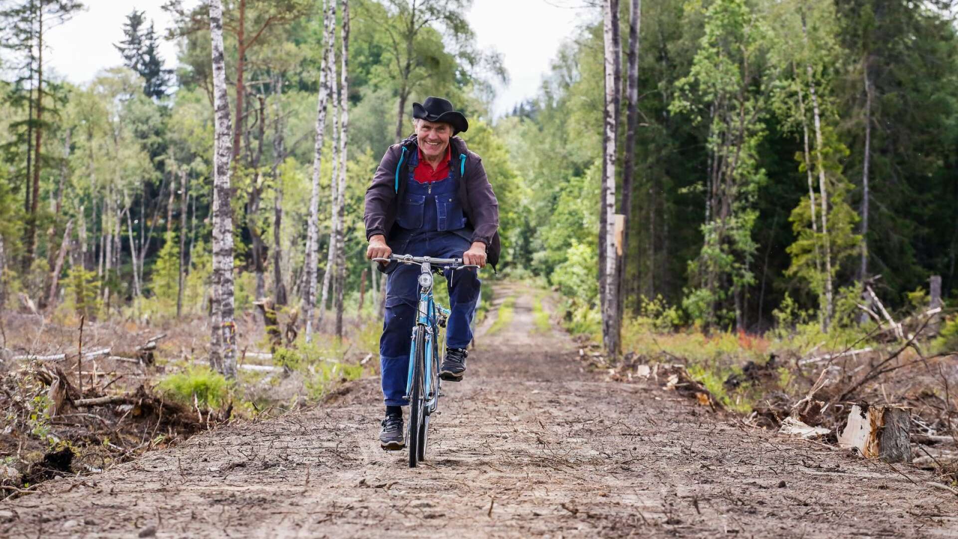 Yngve Mattsson är en av initiativtagarna till att sträckan på Lelångenbanan, som löper parallellt med den tillfälligt avstängda 172:an, blir en gång- och cykelbana.