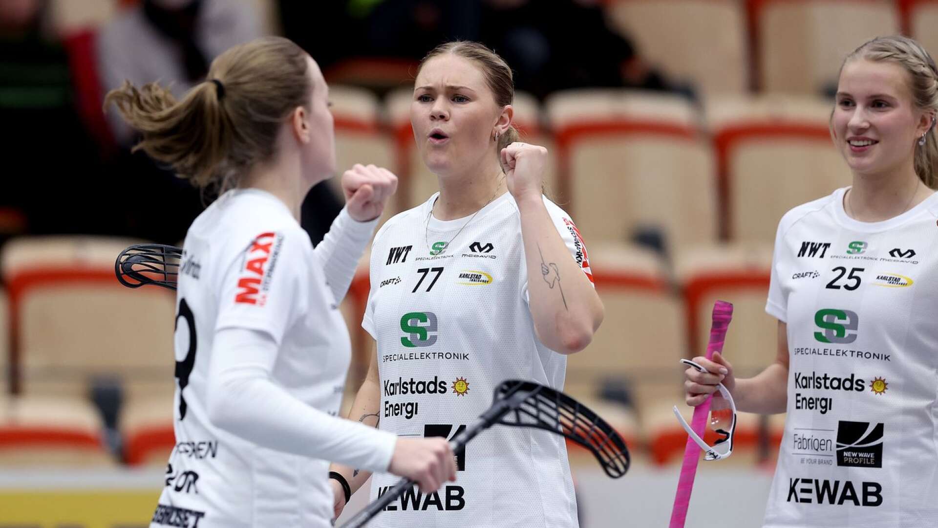 Karlstads Alexandra Terner (nummer 77) gjorde ett mål och en assist i segern borta mot Nacka IBK och det gjorde även Linnea Wallgren (till vänster). Ulla Valtola (25) noterades för en assist. Arkivbild.