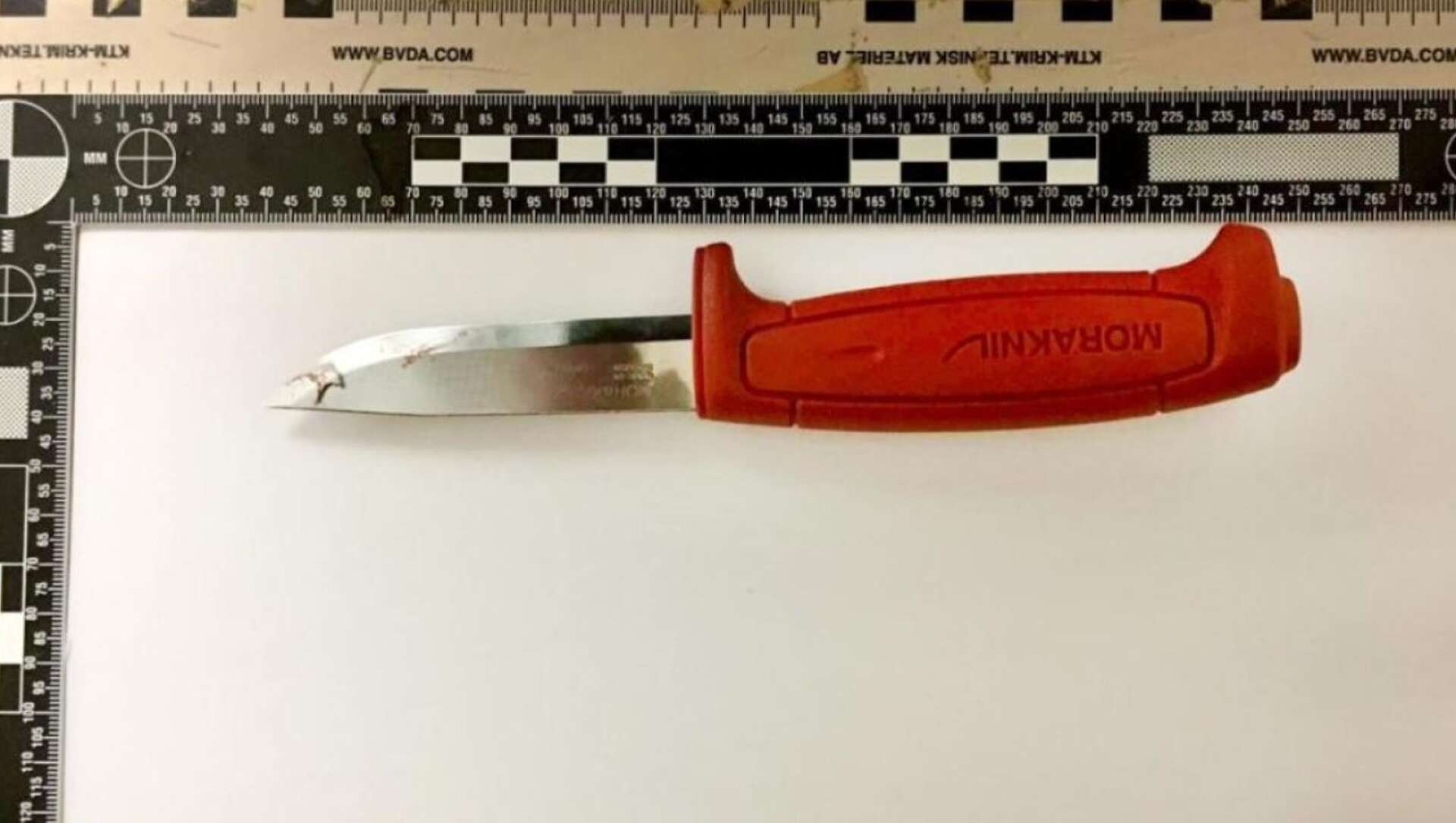 Kniven som användes hade flickan tagit ur sin pappas verktygslåda.