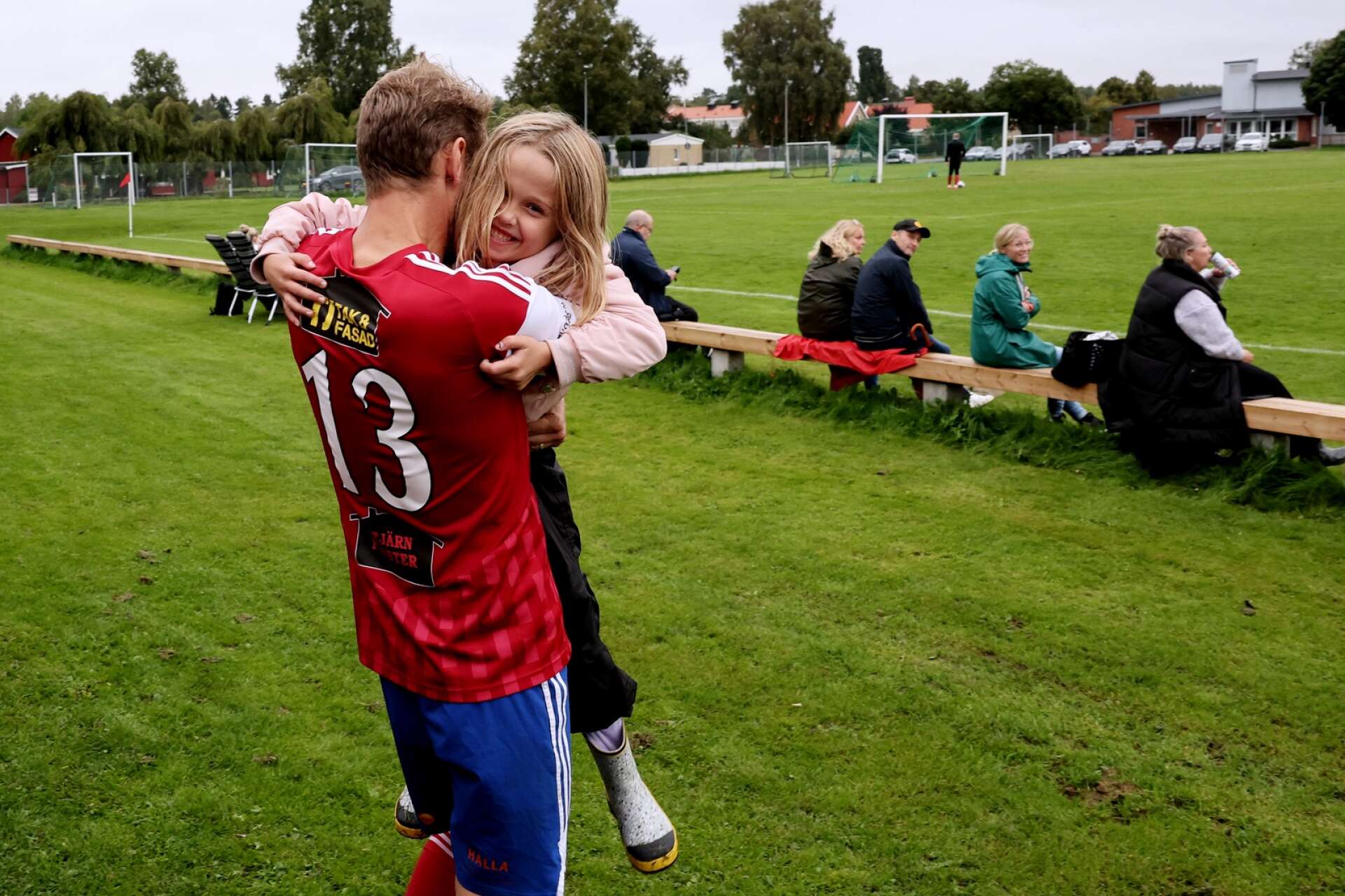 Spelande tränaren Andreas Nyblom får en kram av dottern Ebba, 6.
