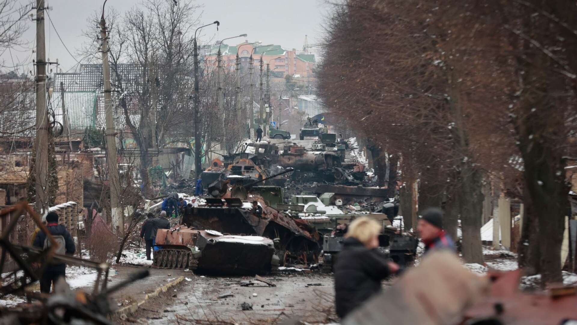 Resterna av en rysk militärkolonn i staden Butja, nordväst om Kiev.