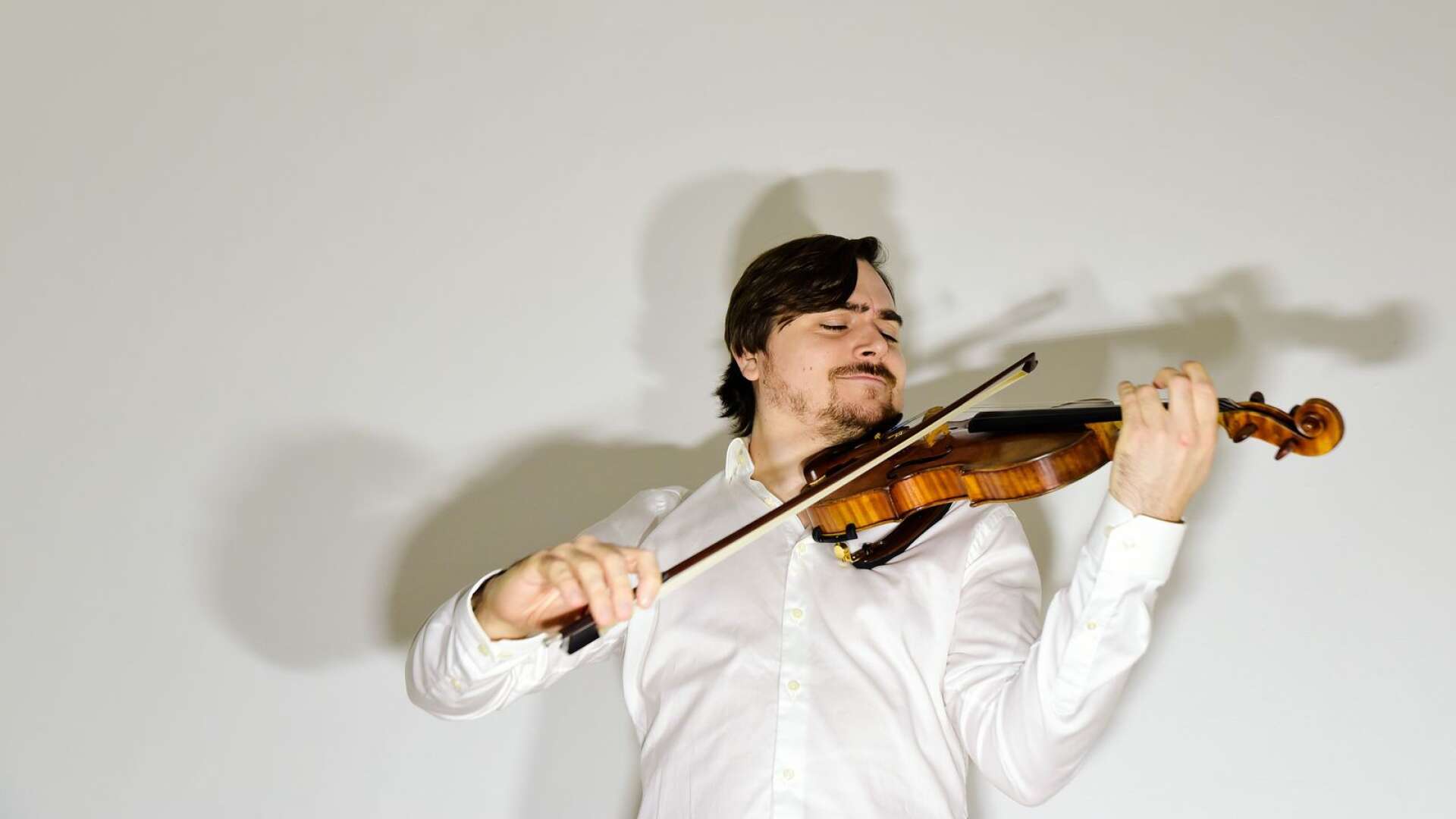 Svenske violinisten Philip Zuckerman är en av de två som gästar Säffle Musikförening på söndag. 