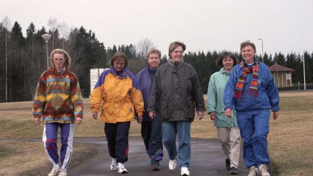 Kvinnor på promenad, skrev Bygda om 1996.