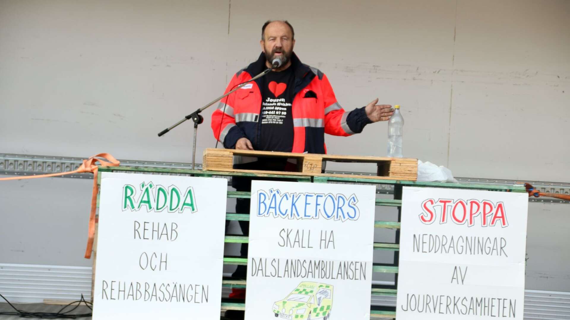 Jerker Johansson ledde nyligen en demonstration vid Dalslands sjukhus för att protestera mot stängningen av rehab och varmvattenbassängen.