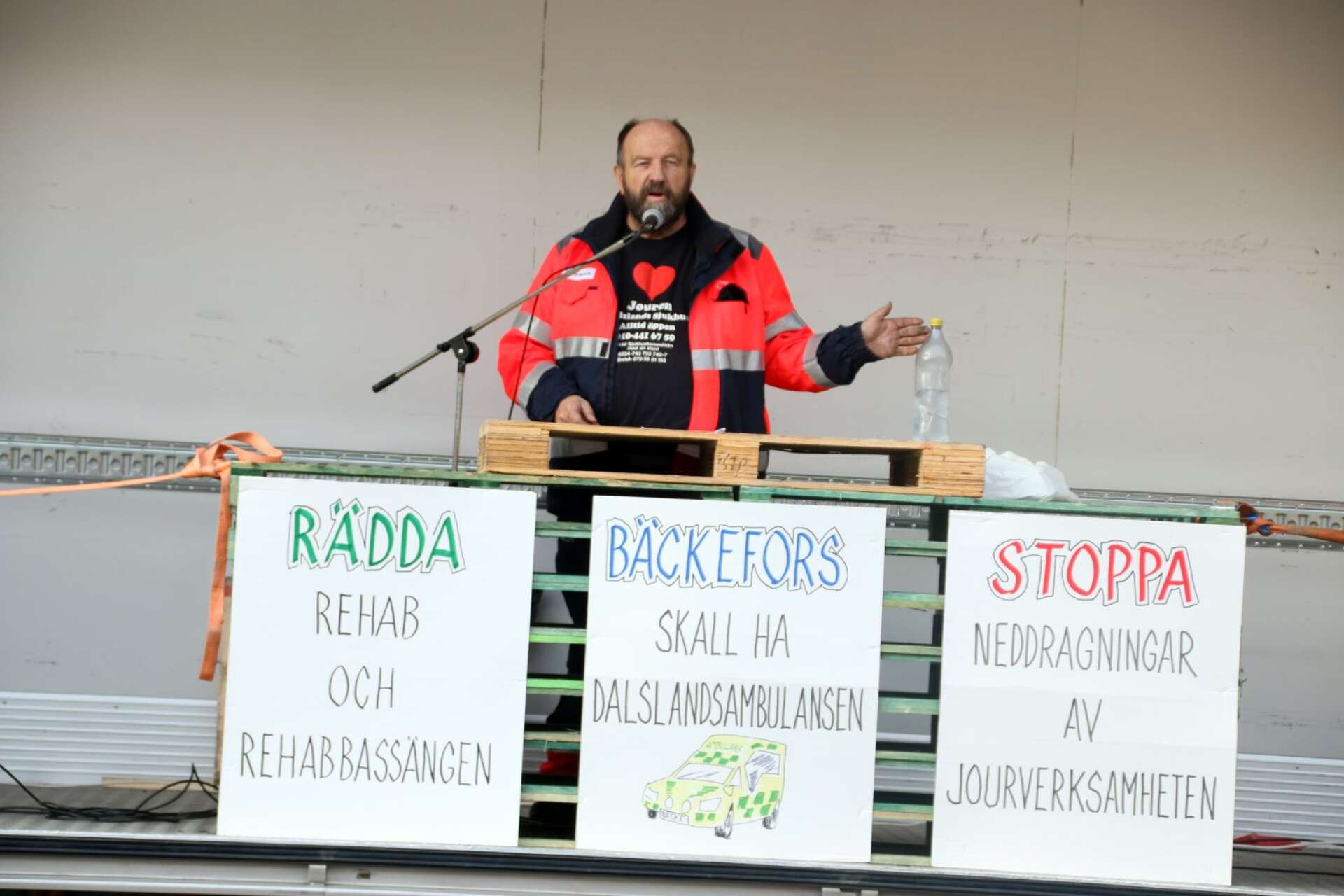 Jerker Johansson ledde demonstrationen från lastbilsflaket.