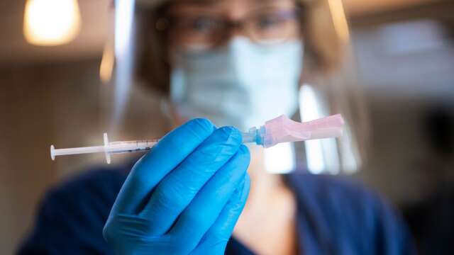 En ny vaccinvariant är på väg till Sverige. Snart öppnas möjligheten för påfyllnadsdos för ytterligare grupper.