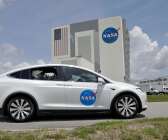 Astronauterna åkte givetvis en Tesla till startplatsen.