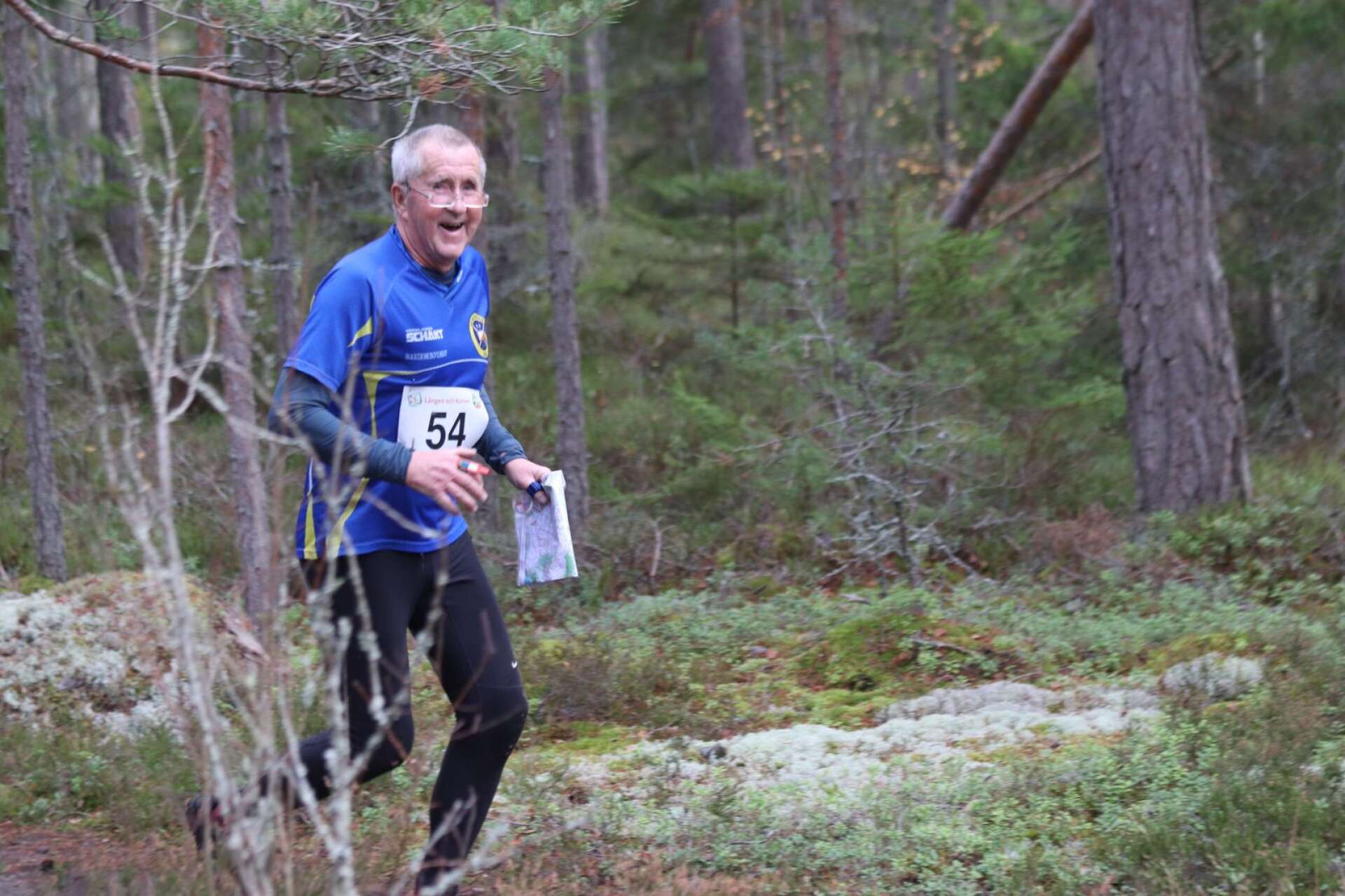 Bengt Carlsson från Skattkärr tog sig an sin orienteringsuppgift med ett leende på läpparna.