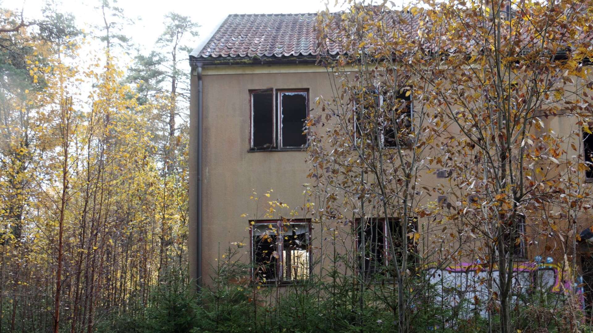 På Skummeråsvägen i Persberg finns två helt övergivna hus, som förfaller och även har utsatts för omfattande skadegörelse.
