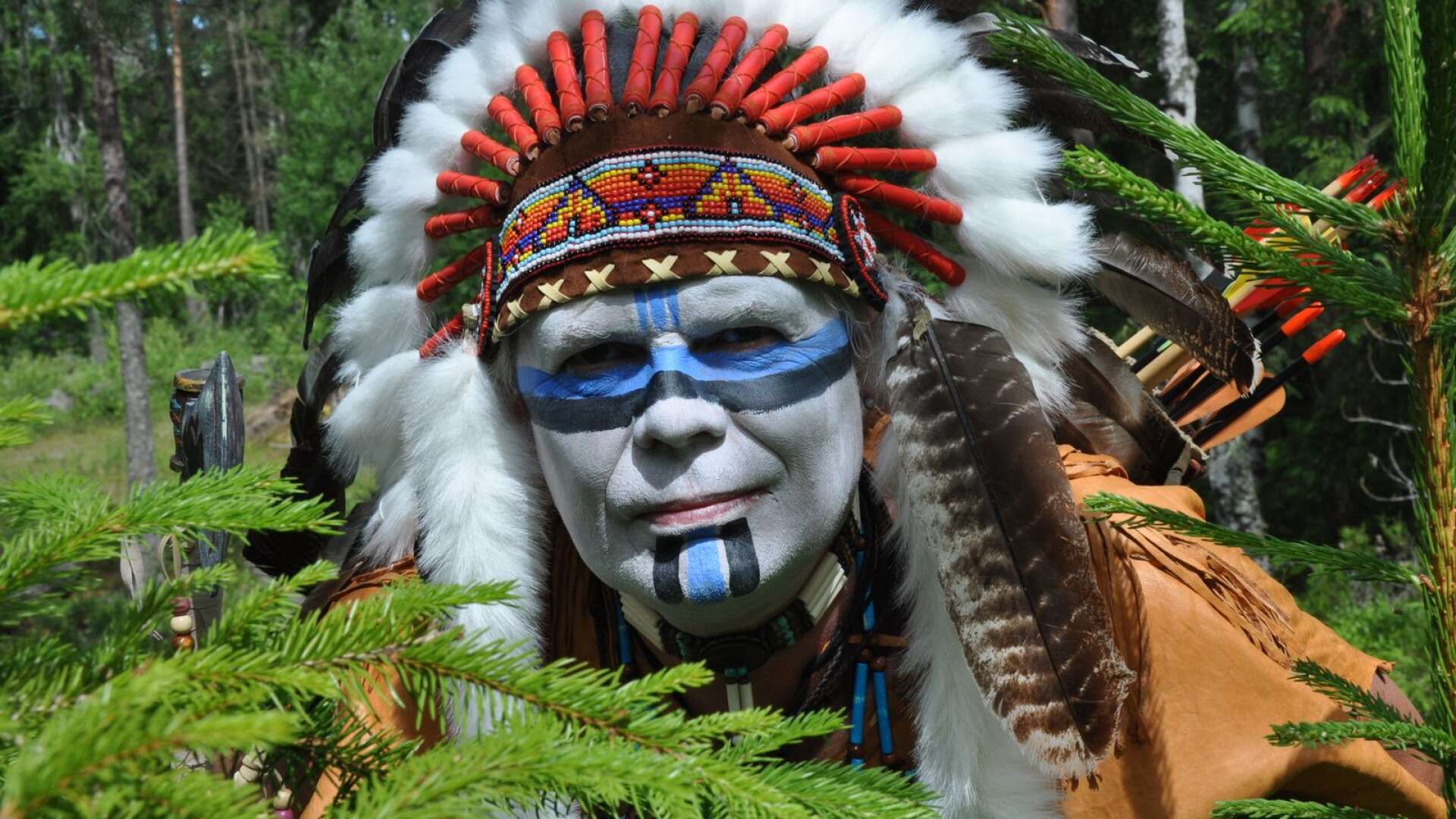 Indianen Björntass (spelad av Anders Frisk) smög fram ur skogen.