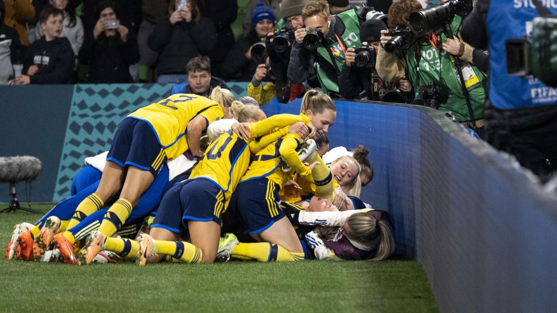 De svenska spelarna jublar efter att ha vunnit den avgörande straffläggningen i söndagens åttondelsfinal mellan Sverige och USA på Melbourne Rectangular Stadium, AAMI Park, under fotbolls-VM i Australien.