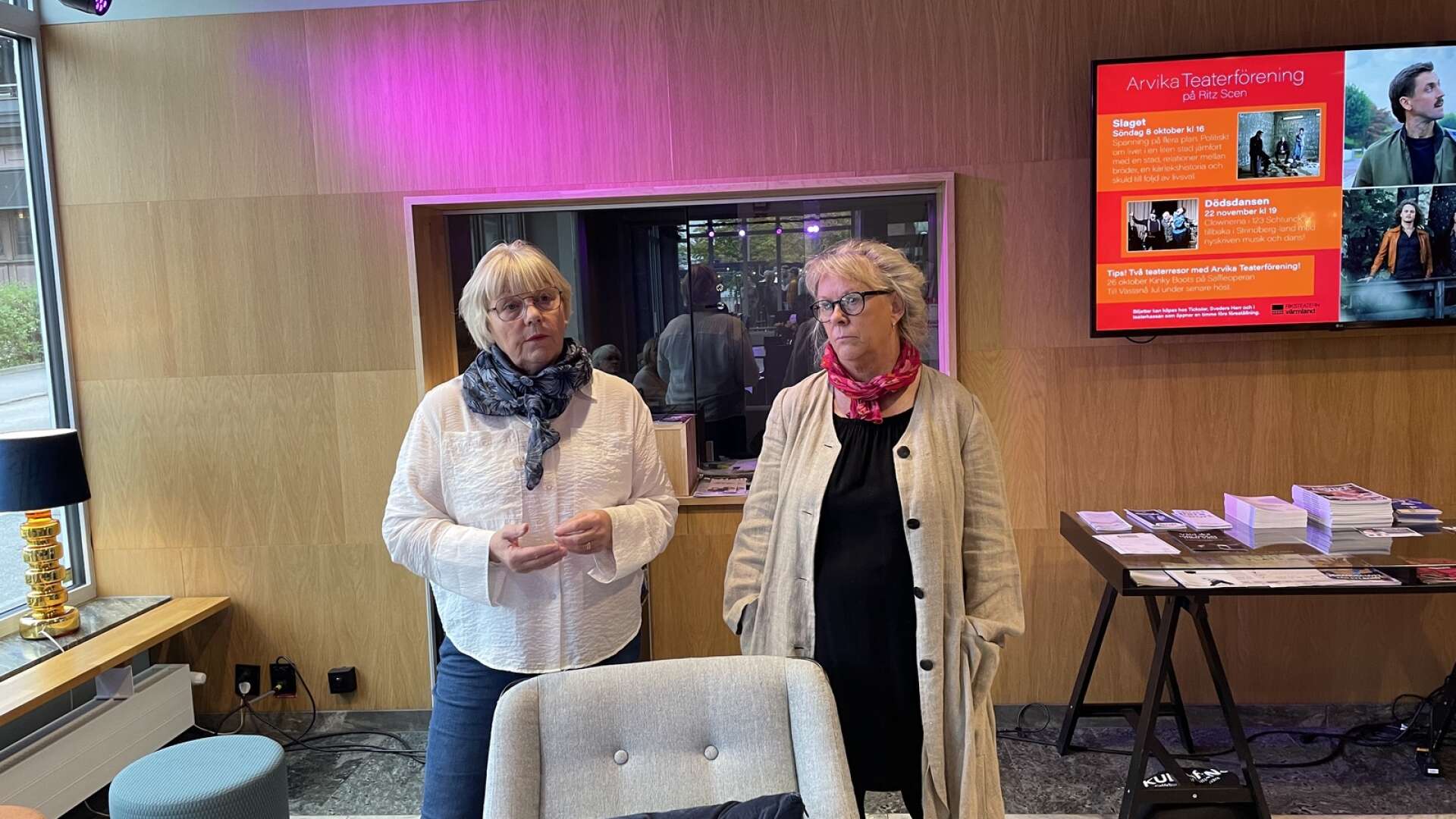 Till vänster, projektledaren Pia Torstensson, demokratiprojektet Inte glömma, inte minnas och till höger, Eva Thorstensson Landin, författare av boken Inte glömma, inte minnas.