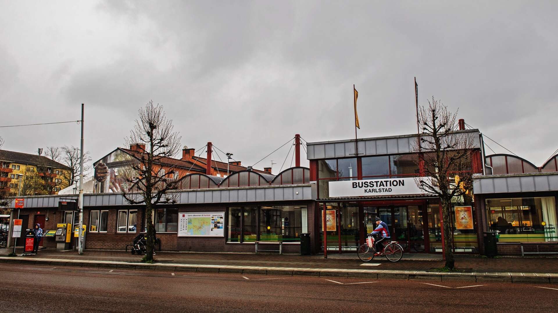 En misshandlad man påträffades under tisdagen på busstationen i Karlstad.