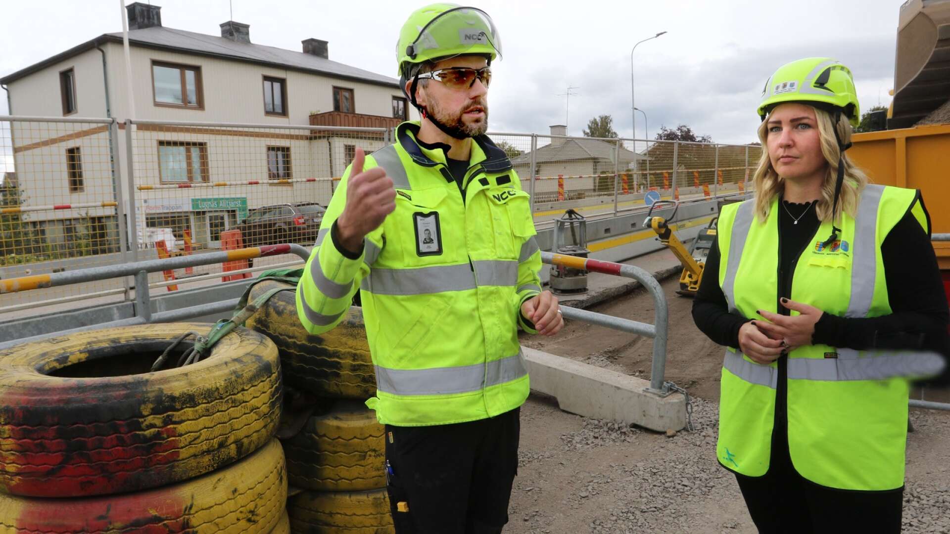Mikael Arvidsson, NCC, och Sara Klint, projektledare hos kommunen, vid vägarbetet på Stockholmsvägen som kommer att vara avstängd under nio veckor. 