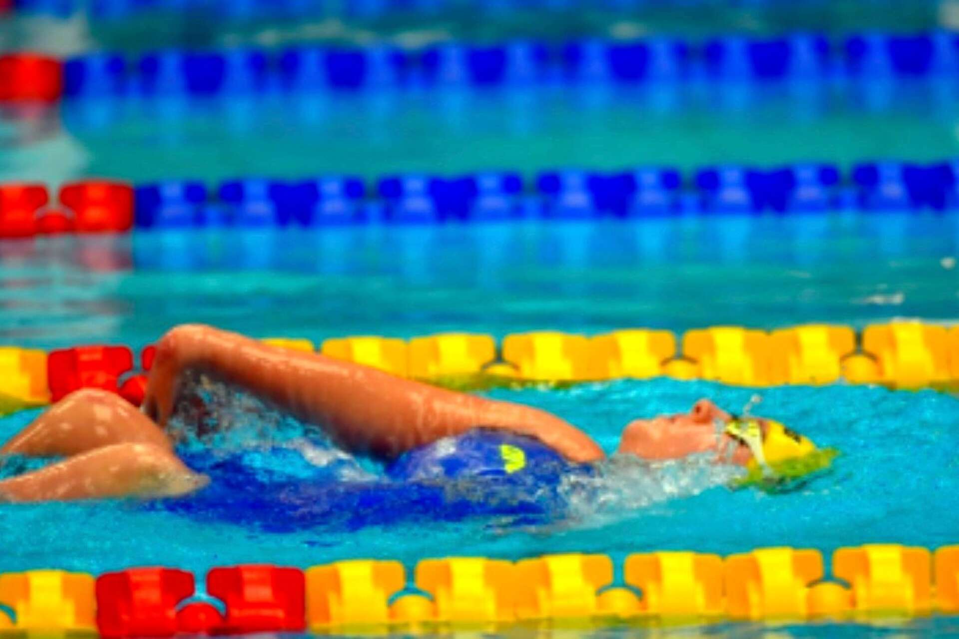 I VM 50 simmar Lova Johansson två sträckor: 50 meter frisim och 50 meter ryggsim.
