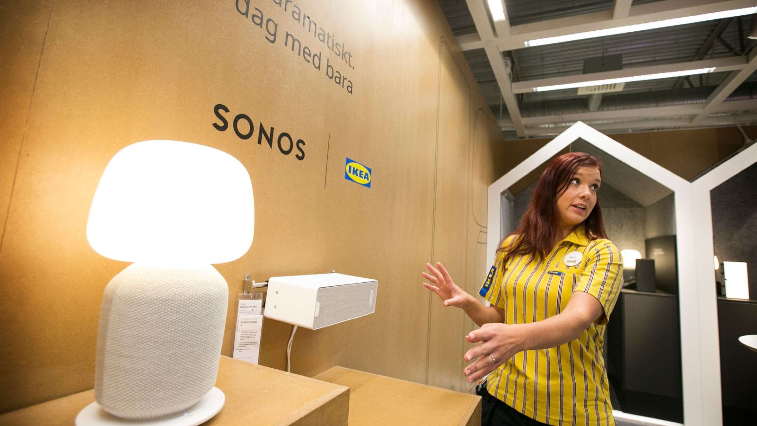  Emelie Brantsberg, kundrelationschef på Ikea i Karlstad, visar nya serien Symfonisk, ett samarbete mellan Ikea och Sonos. 