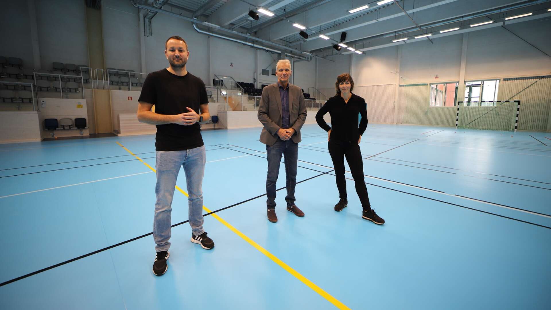 Nöjda med den nya sporthallen vid Ekhagsskolan är rektor Joakim Ekblom, ordförande i tekniska nämnden Ulf Nelson (M), och kulturchef Anna Hjelmberg.