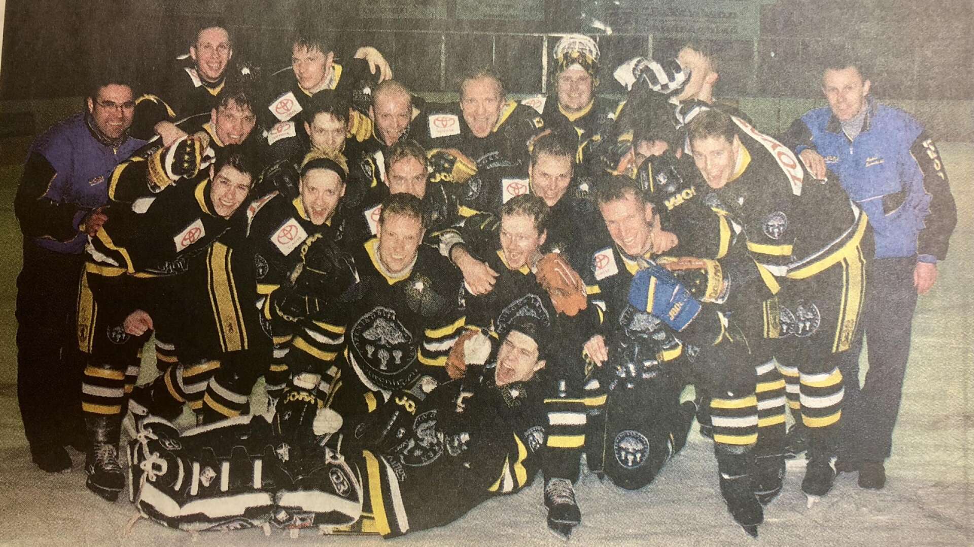 ÅSK:s lag, som det såg ut för 25 år sedan, jublar efter segern som tar laget till division ett nästa säsong.
