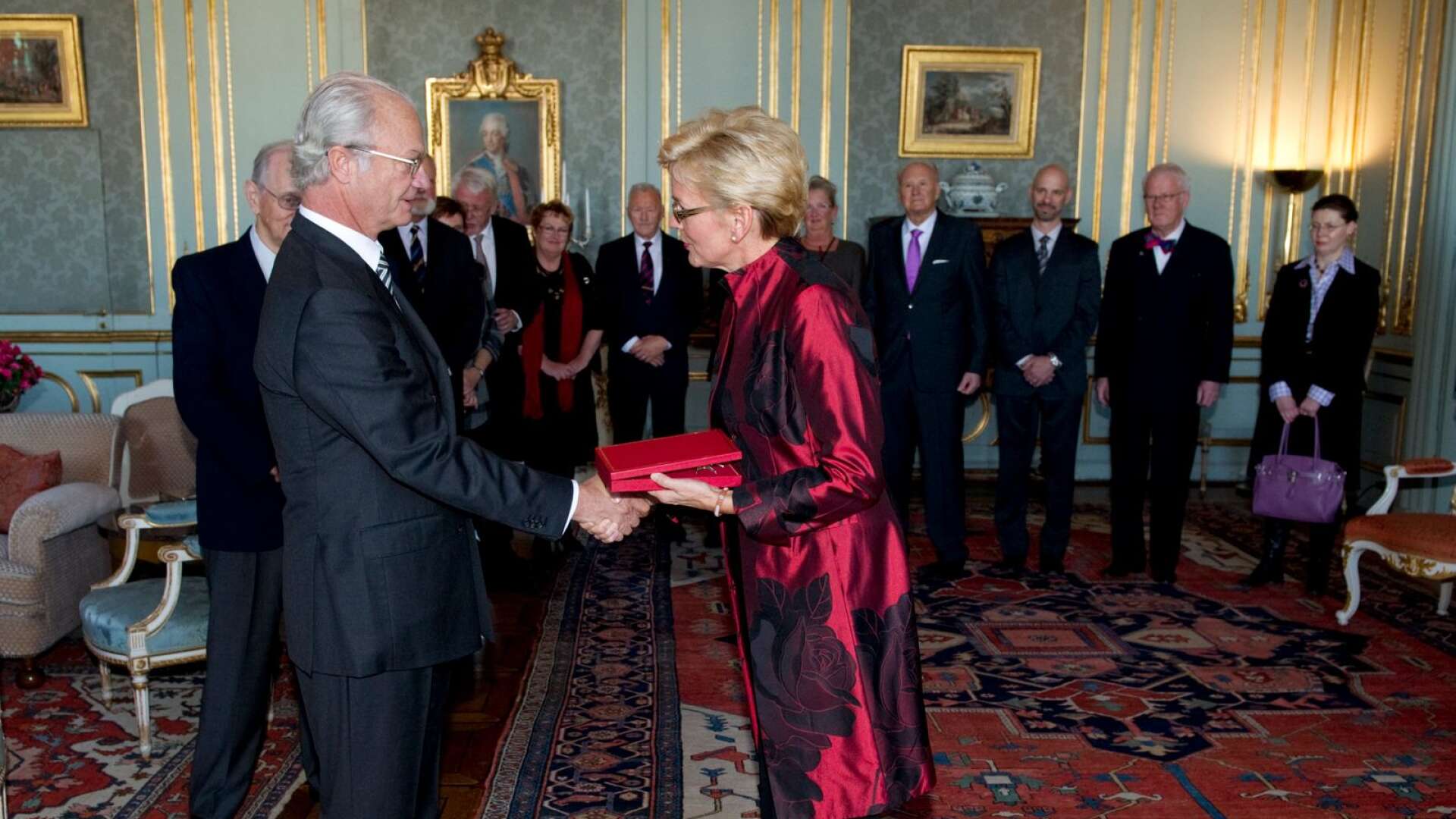 Kung Carl XVI Gustaf delar ut Nordstjärneorden till guvernören i den amerikanska delstaten Michigan, Jennifer Granholm. 