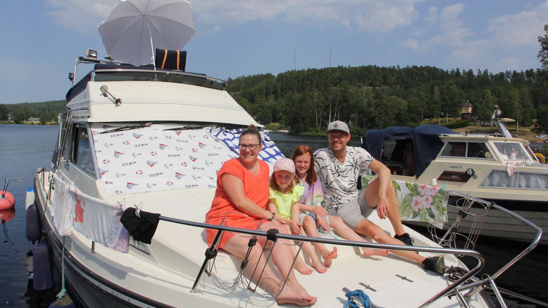Familjen Söderqvist från Vänersborg låg i Bengtsfors gästhamn på sommarens varmaste dag men skulle snart åka vidare norrut.