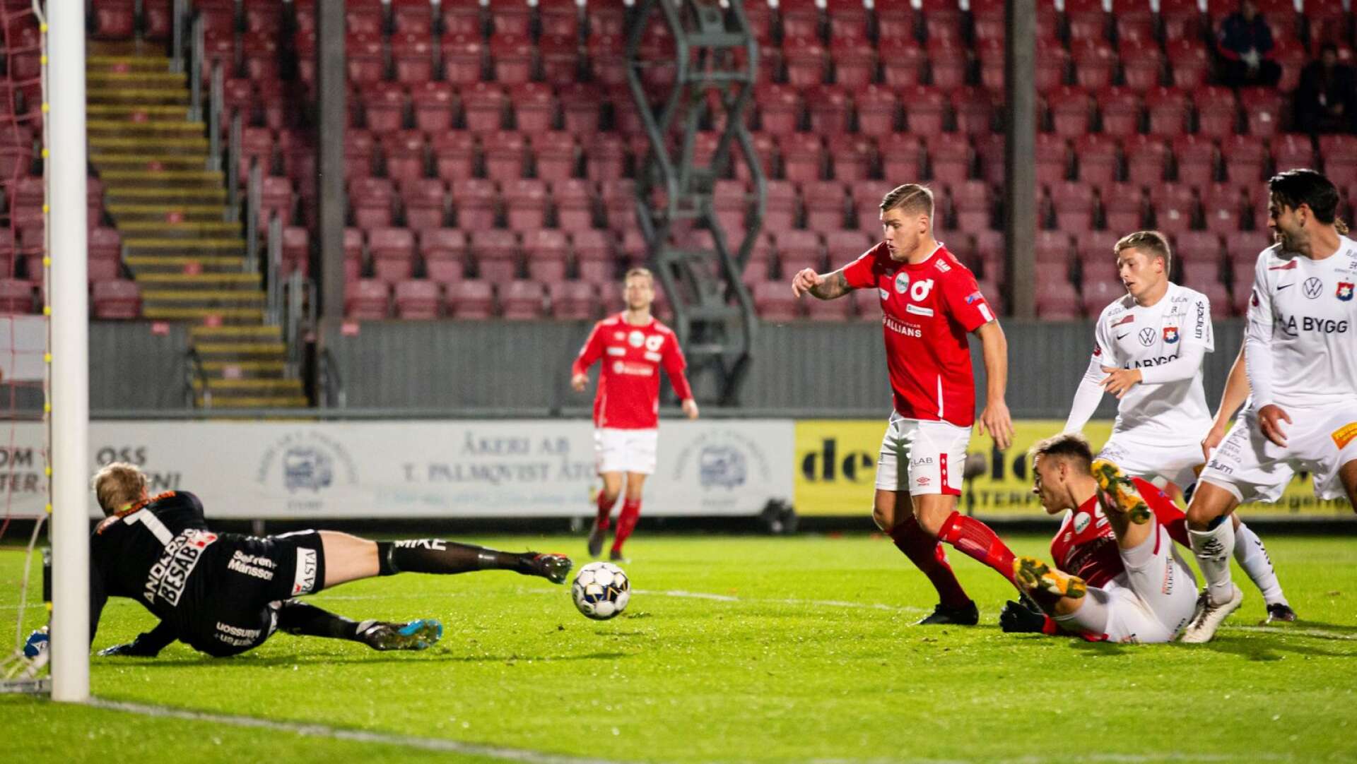 Victor Edvardsen trycker in 1–0-målet.