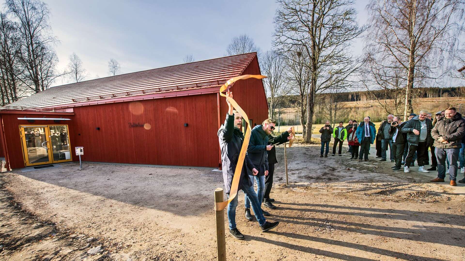 Johan Östling, Oscar Magnusson och Björn A Ling svarade för både musik och bandklippning när Geijerskolan invigde sitt nya musikhus ”Zetterlund” på tisdagen.