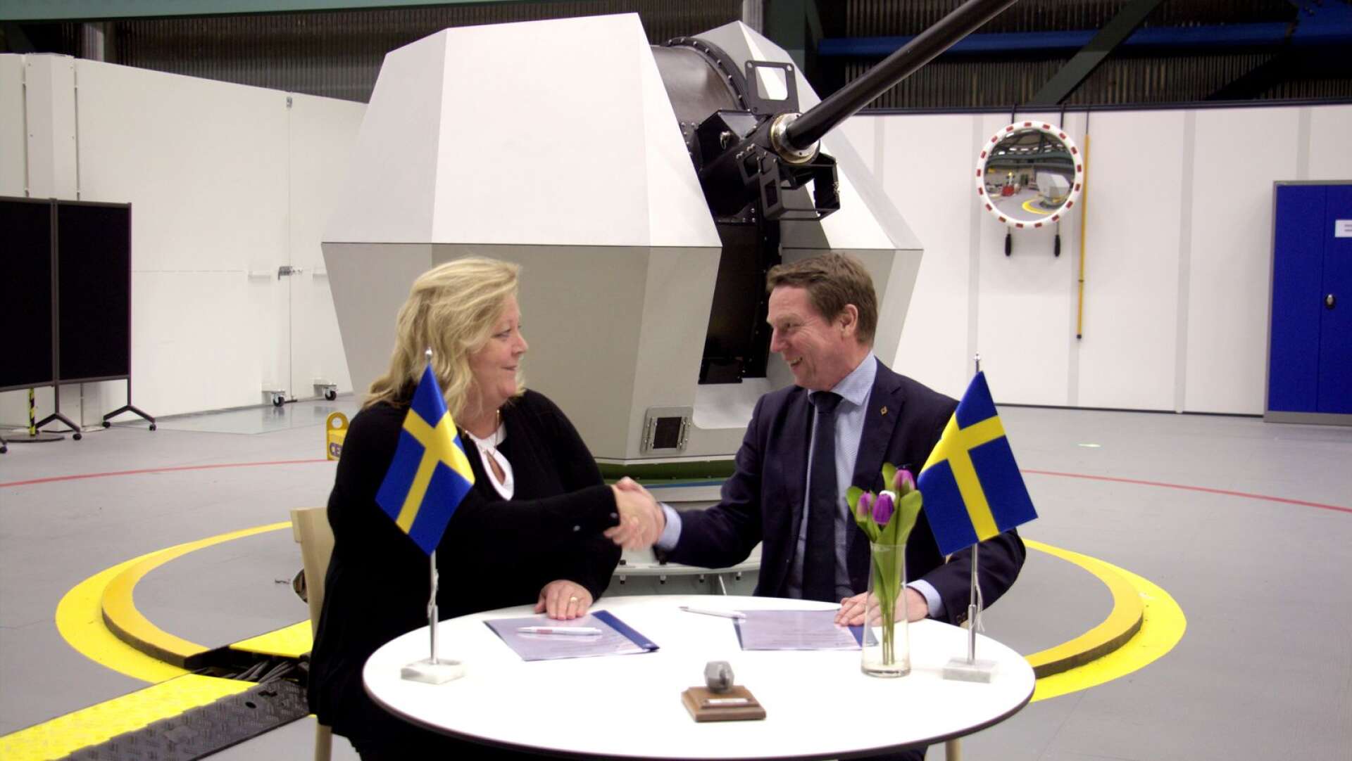 BAE Systems VD Lena Gillström och FMV:s generaldirektdör Göran Mårtensson har skrivit på.