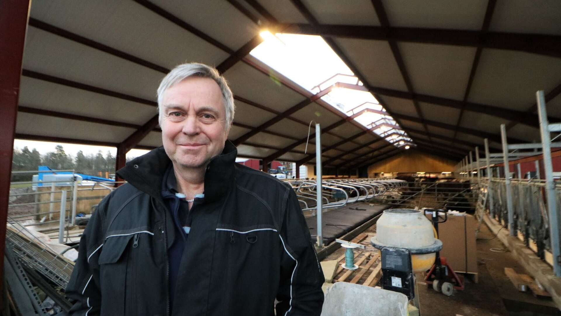 Arne Johansson som driver Kristinedals gård i Fröskog är tacksam över den hjälp han fått av sina kollegor med att ordna tak över huvudet åt sina kor. &quot;Om vi inte hade fått hjälp vet jag inte hur det hade gått för oss&quot;, säger han.