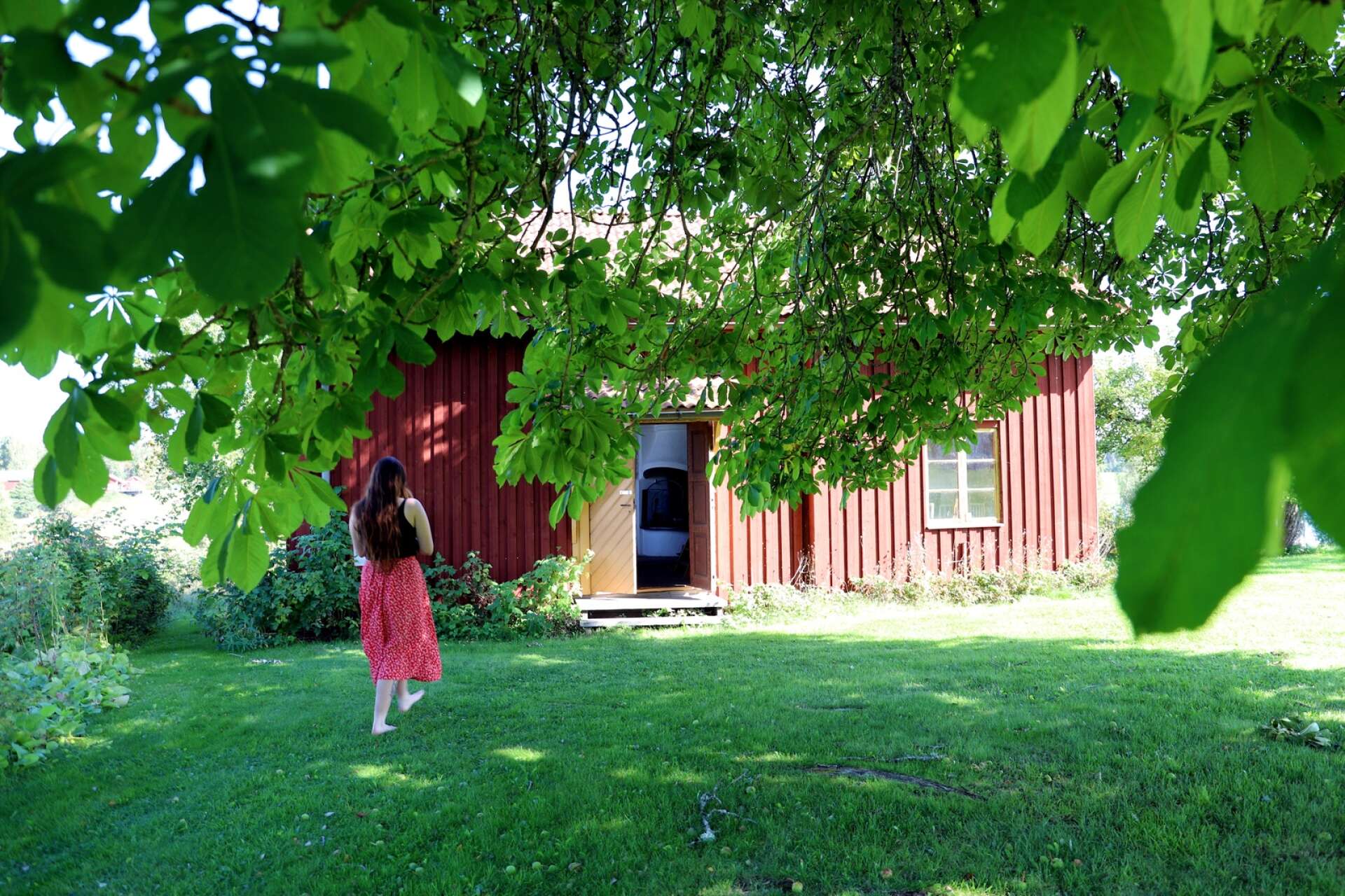 I Anna Sahlströms ateljéstuga på Sahlströmsgården får konstnärer komma och ha residens.