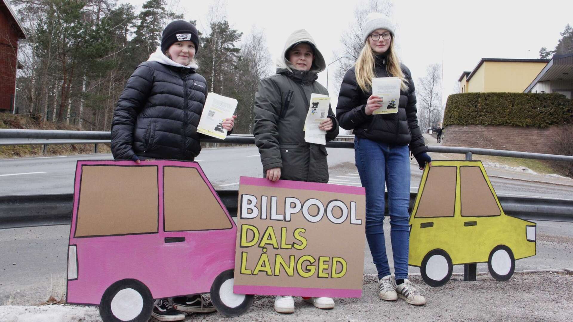 Ungdomar hjälpte till och delade ut flyers om projektet tidigare i år. Från vänster Elin Vik, Lulzim Zogu och Lovisa Emanuelsson delade ut flyers för Dals Långeds Bilpool.