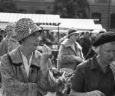 Två hattbeklädda damer på torgmarknaden under 1960-talet.