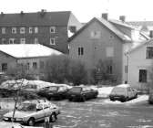 En kort tid innan rivningsarbetet påbörjades togs denna bild. Bostadshusen till höger revs kort tid innan även kyrkan föll för grävskopan. Det låga huset till vänster är Säffle-Tidningens hus. 