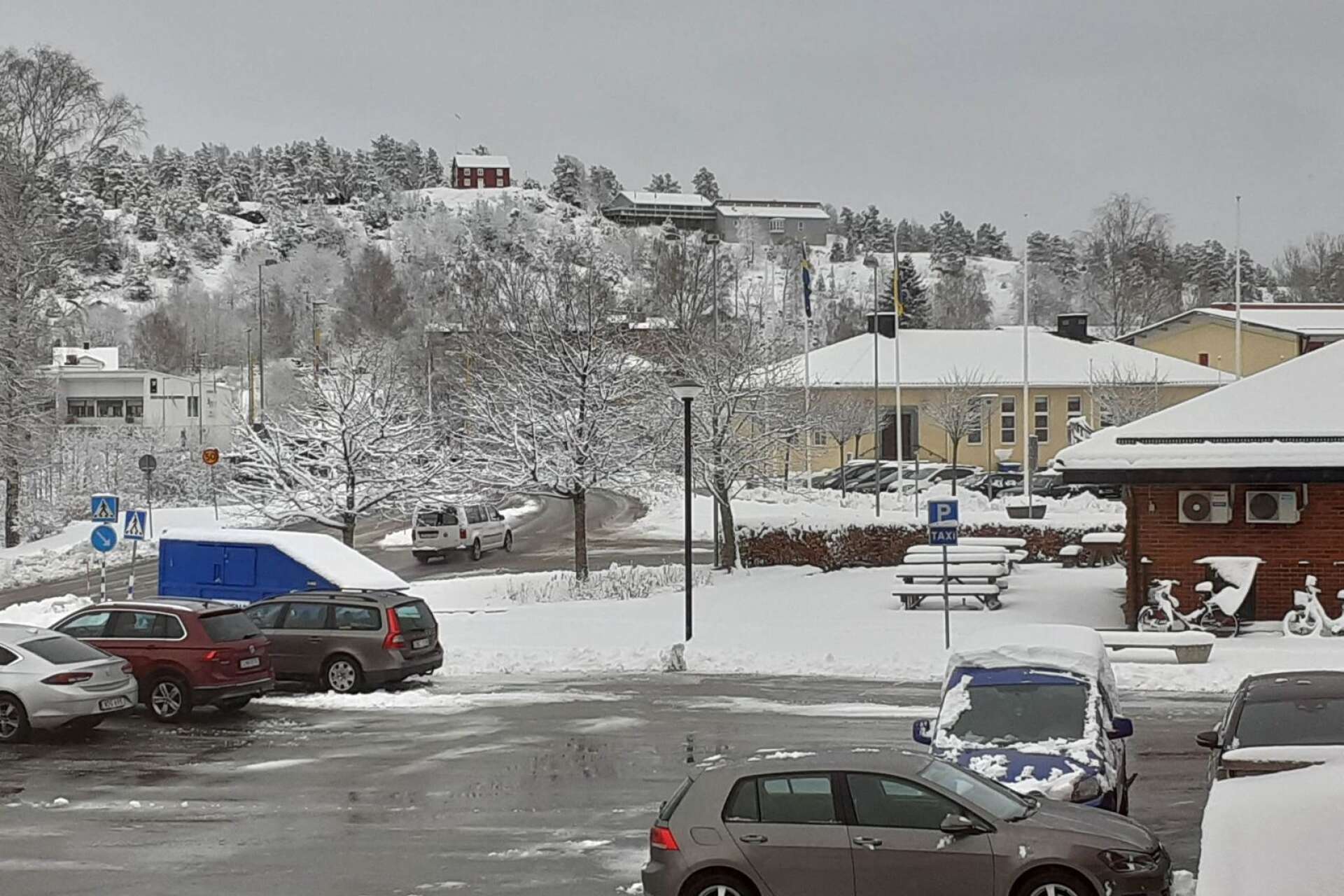 I Bengtsfors är det plogat, men snön har lagt sig över samhället.