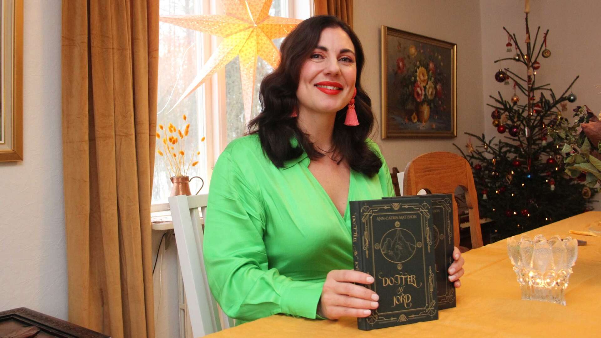 Ann-Catrin Mattsson, Högsäter, har gett ut två böcker i serien ”Jordfödd” och får utmärkelsen ”Årets debut” för den första, ”Dotter av Jord”.