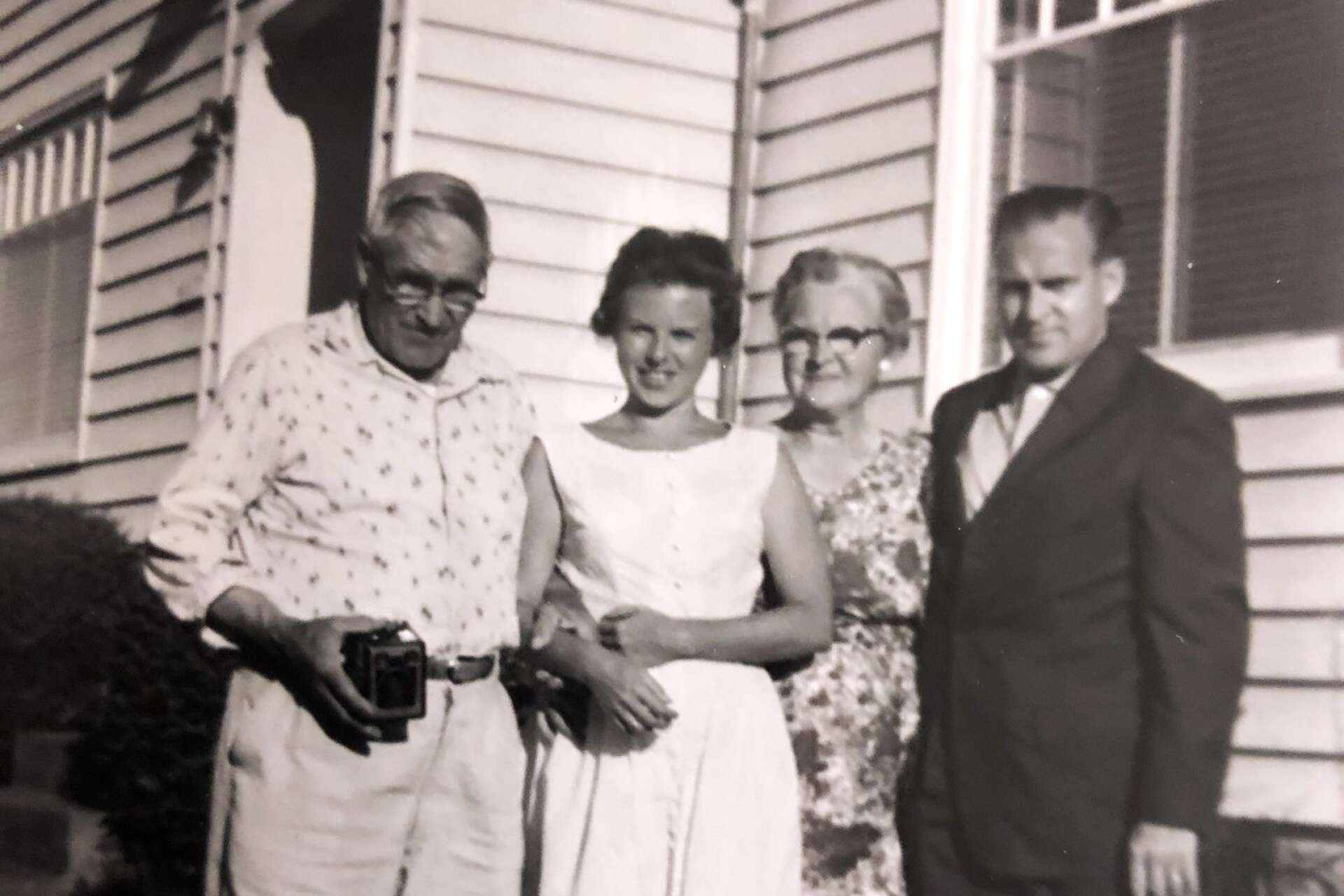 Utanför huset i Astoria där Nils Lofgrens värmländske far växte upp. Från vänster: Hilmer (Nils farfar), faster Darlene, Frida (Nils farmor) och Nils pappa Nils Adolf. Bilden är tagen runt 1960.