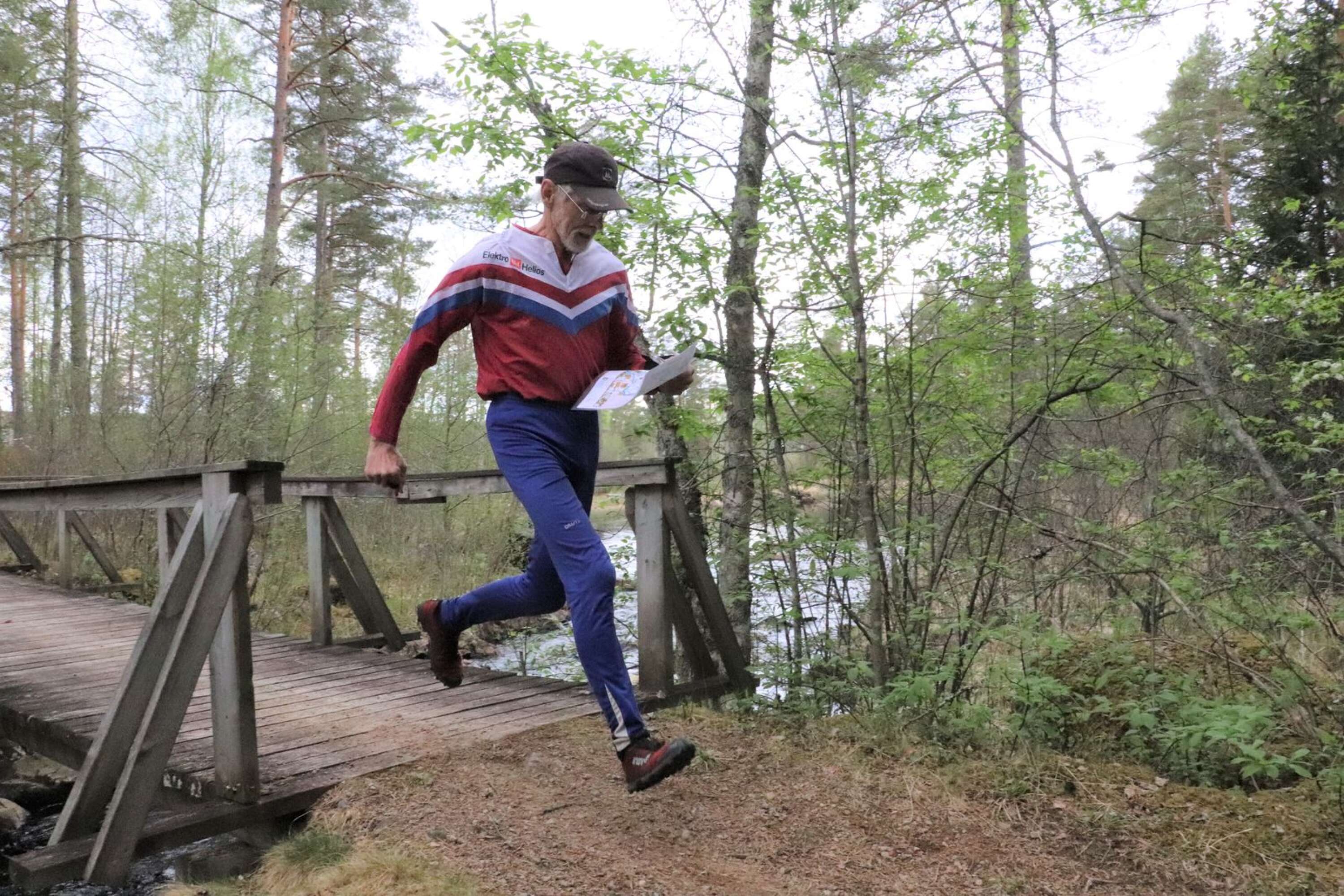 För 54 år sedan vann Kalle Johansson från Hedemora VM i orientering. Än finns spänsten kvar i steget hos 82-åringen som var snabbast i H80-klassen.