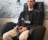 I spelrummet kan man spela tv-spel tillsammans. Alexander Larsson spelade Mariokart.