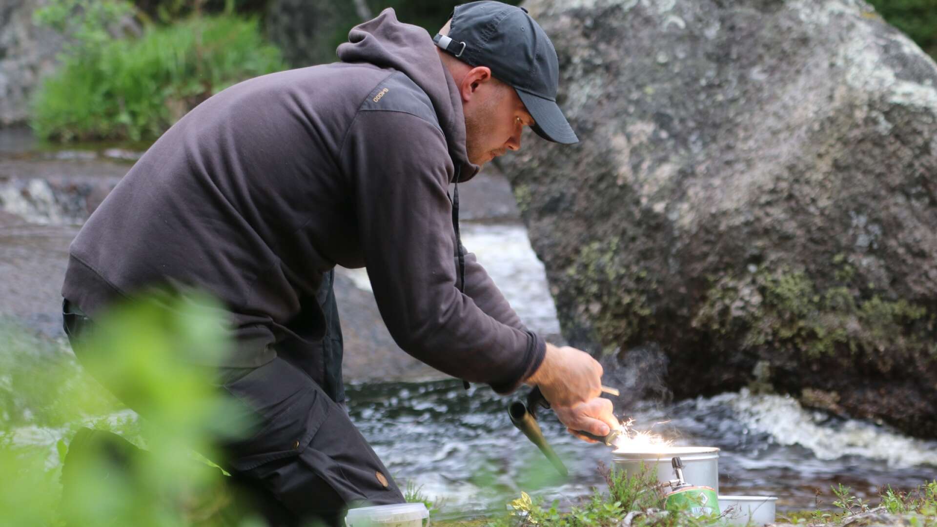FT fick följa med Filipstadssonen Linus Larsson till vattenfallet vid Stöptjärnen för att laga mat i den vackra naturen.