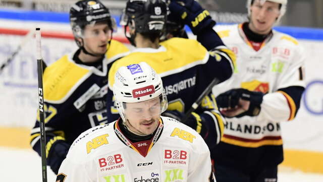 Djurgårdens Marcus Högström deppar efter att HV71:s Johan Johnsson gjort 6–1.