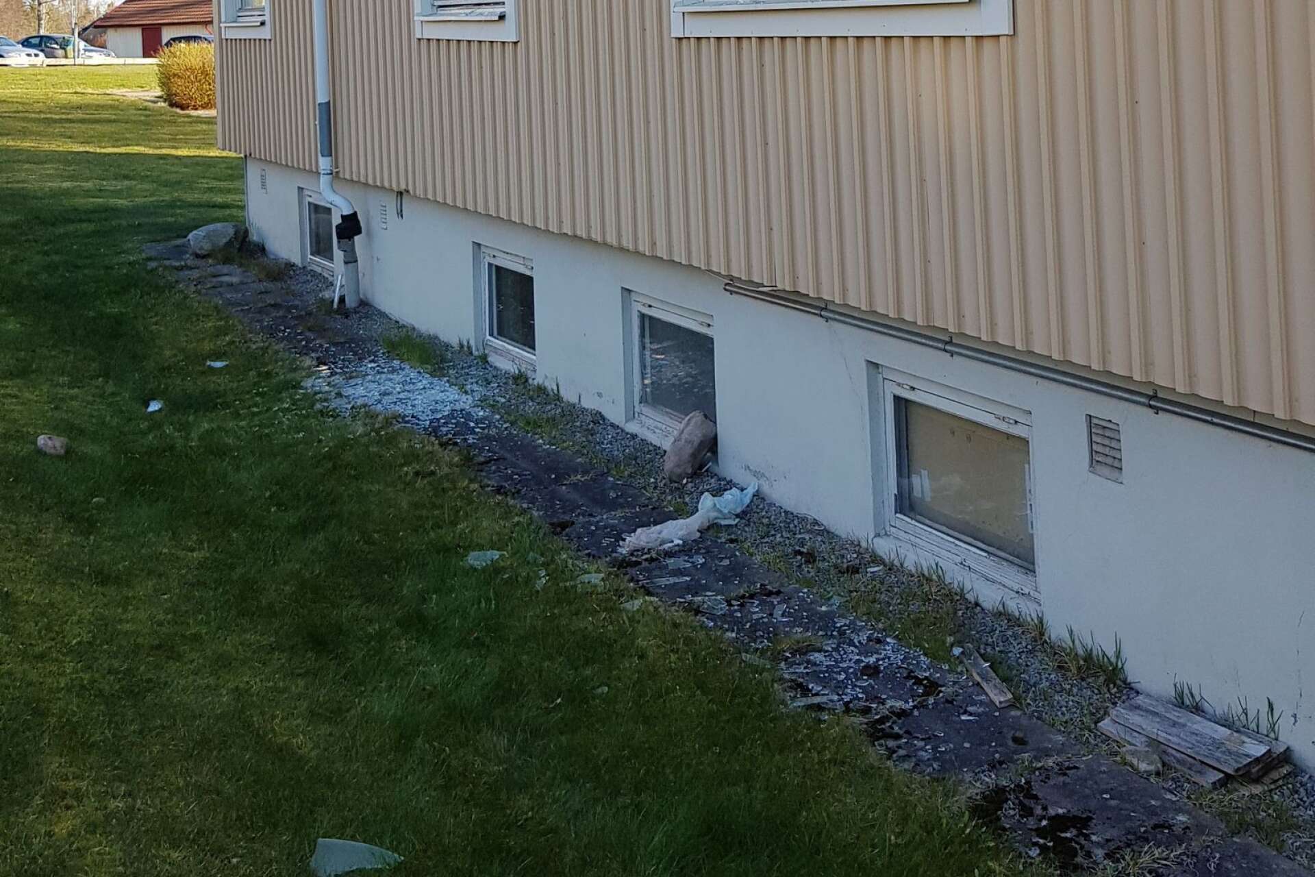Bengtsforshus yrkade bland annat skadestånd för skadegörelse då ett antal fönster krossades den 21 april 2020.
