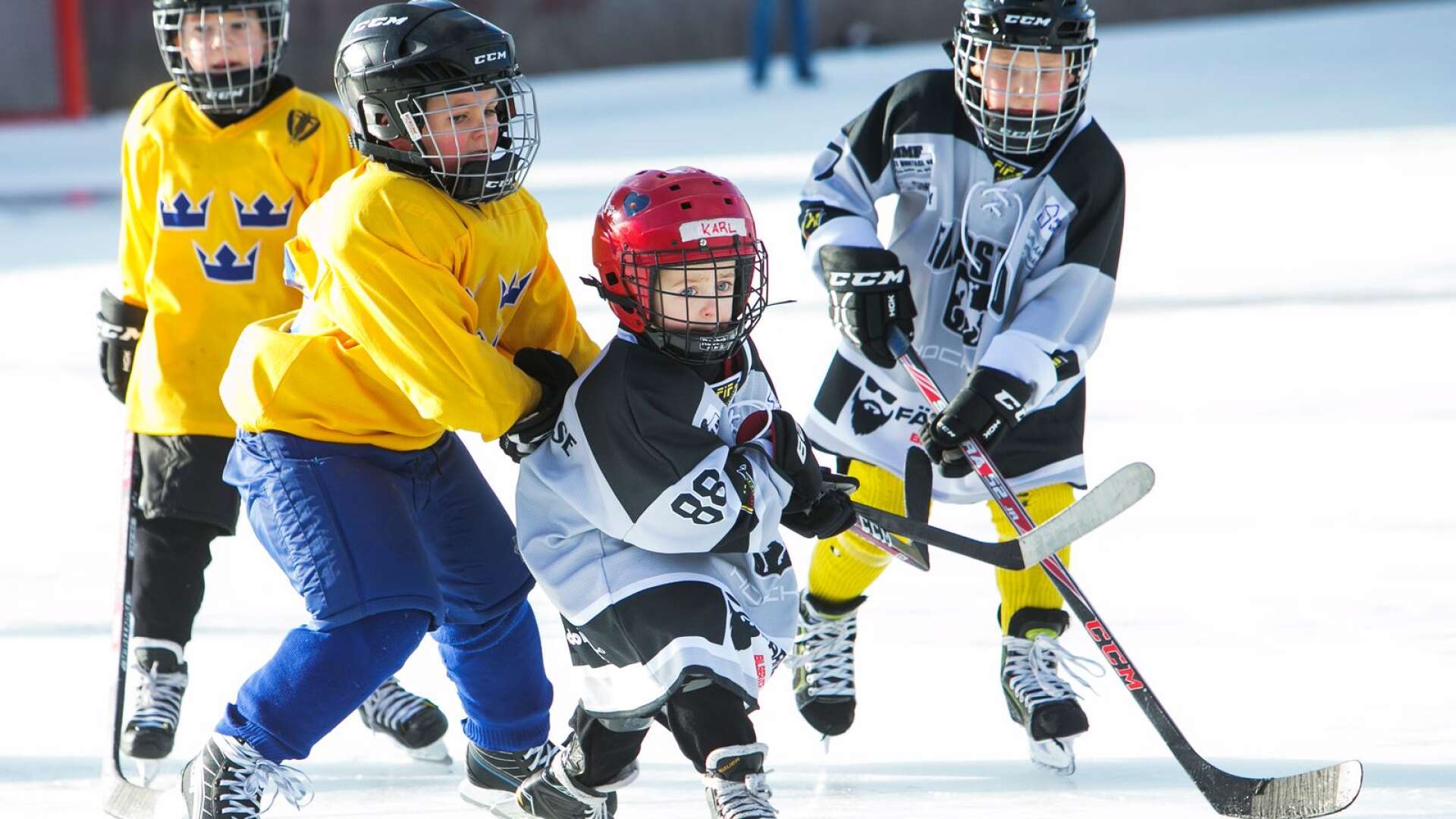 Hockeyskola för barn 5-7 år på Tingvalla isstadion. Karl Grahn (röd hjälm) är en av de yngsta på isen och spelar i Filipstad.